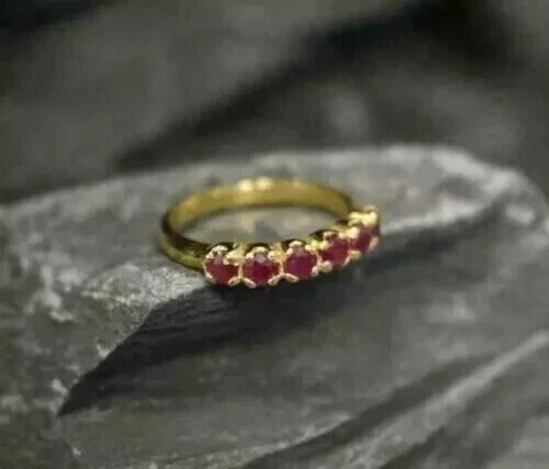 Anillo de boda de rubí rojo creado en laboratorio de corte redondo de 1,20 quilates enchapado en oro amarillo de 14 quilates Foto 3 de 4