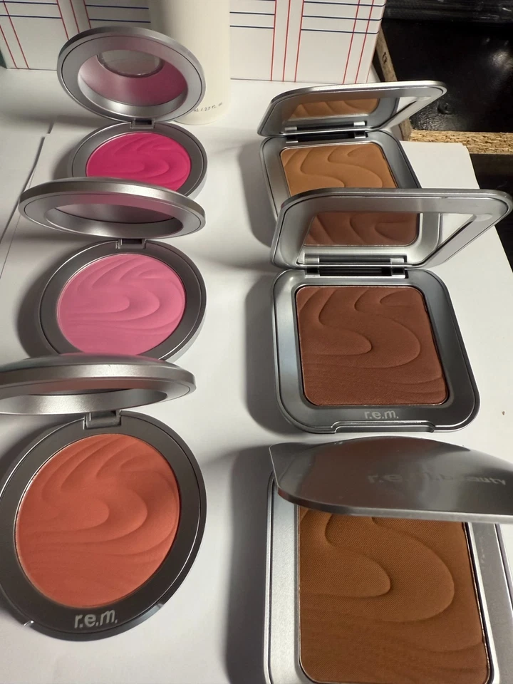 R.E.M. BEAUTY THE HYPERNOVA HOTEL Out of This World Color, Blush, Bronzer, Brush - Image 4 of 4