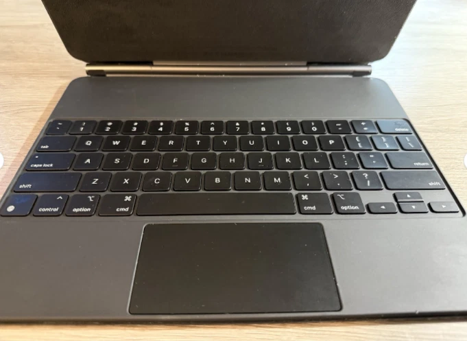 Apple - Magic Keyboard para iPad Air 13" (M2 M3) - Negro Foto 3 de 4