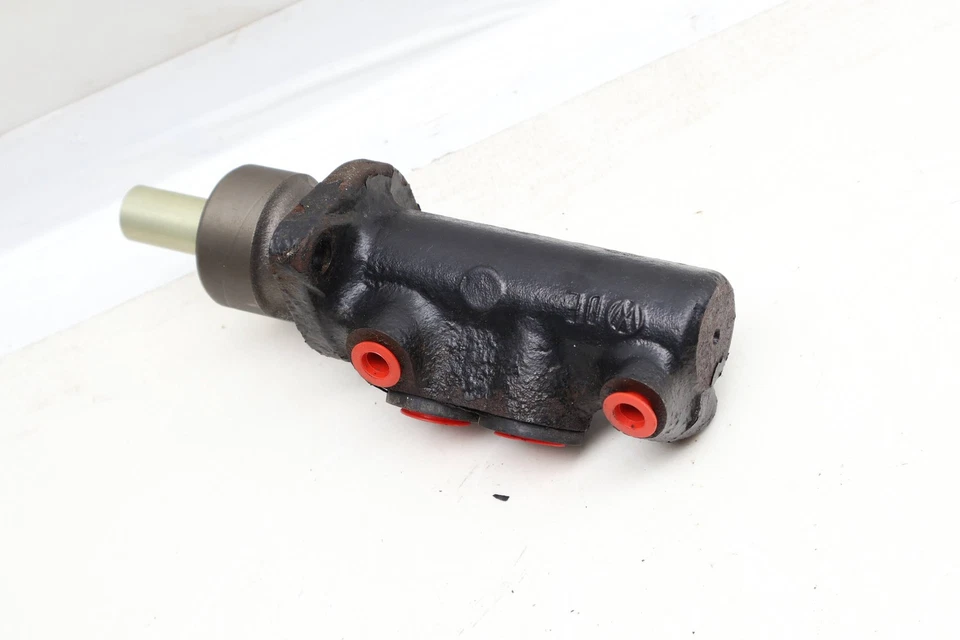 1990-1997 VW PASSAT - Cilindro mestre de freio 357611019B - Imagem 2 de 4