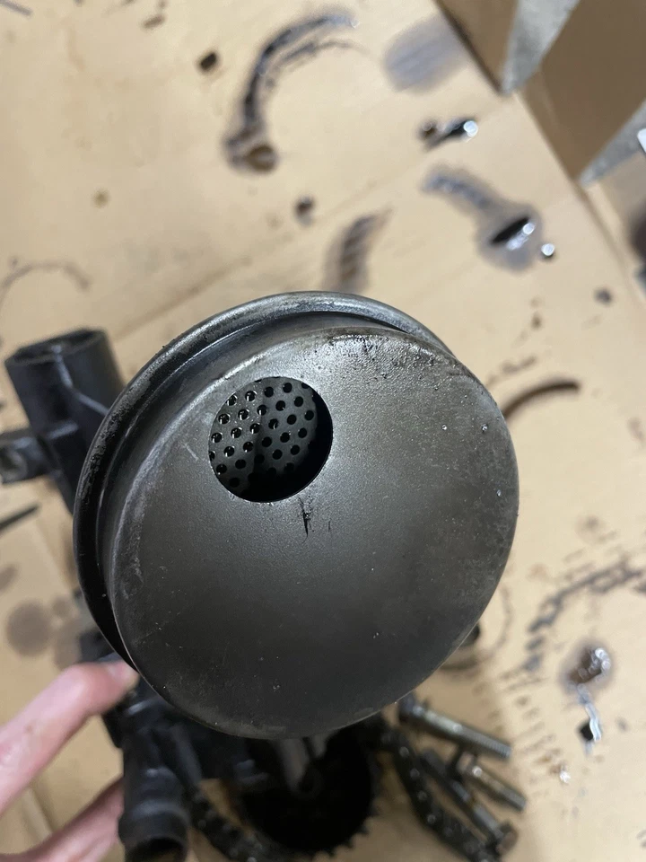 BMW E24 E34 E32 M30B35 M30 Engine Oil Pump With Chain - Image 4 of 4