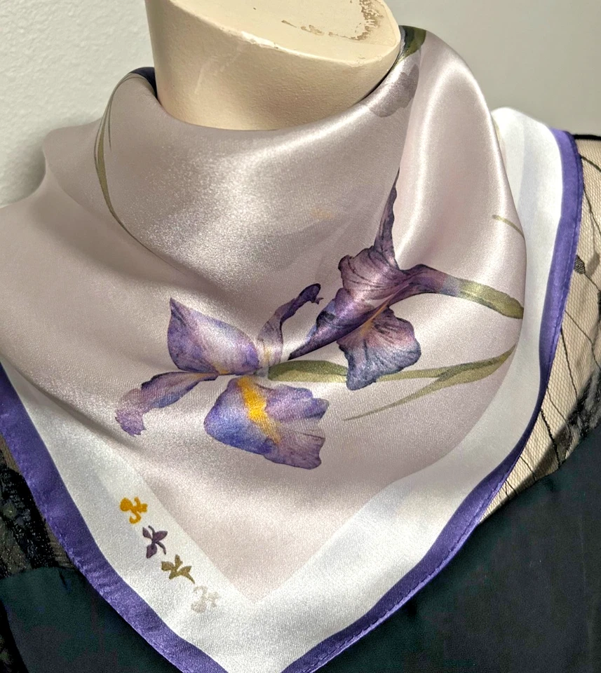 Bufanda cuadrada pequeña de 21 pulgadas de lavanda y patrón floral blanco 100 % seda morera Foto 3 de 4