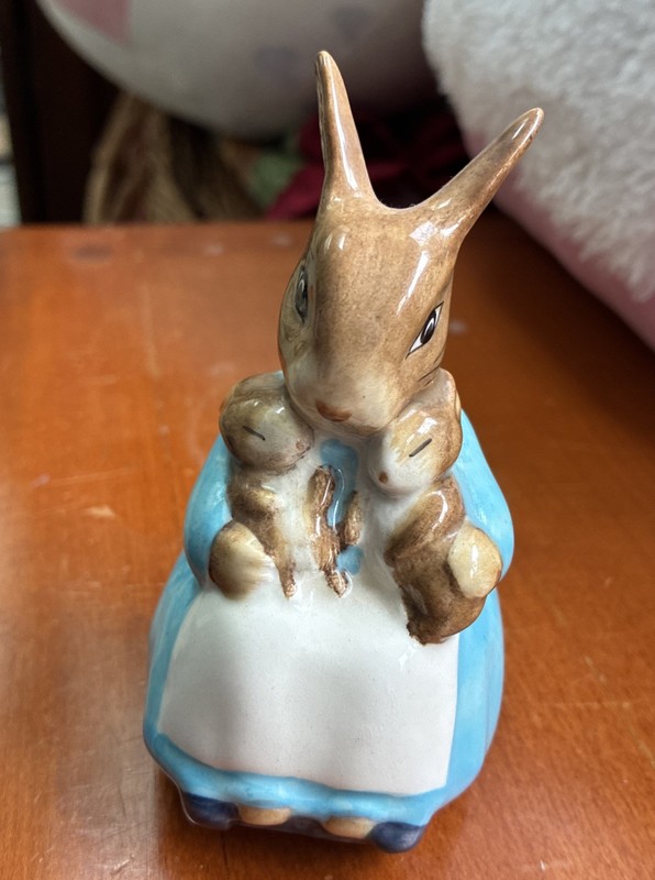 Vintage Beatrix Potter’s  Figurine Mrs Rabbit & Babies, 1975  Beswick England