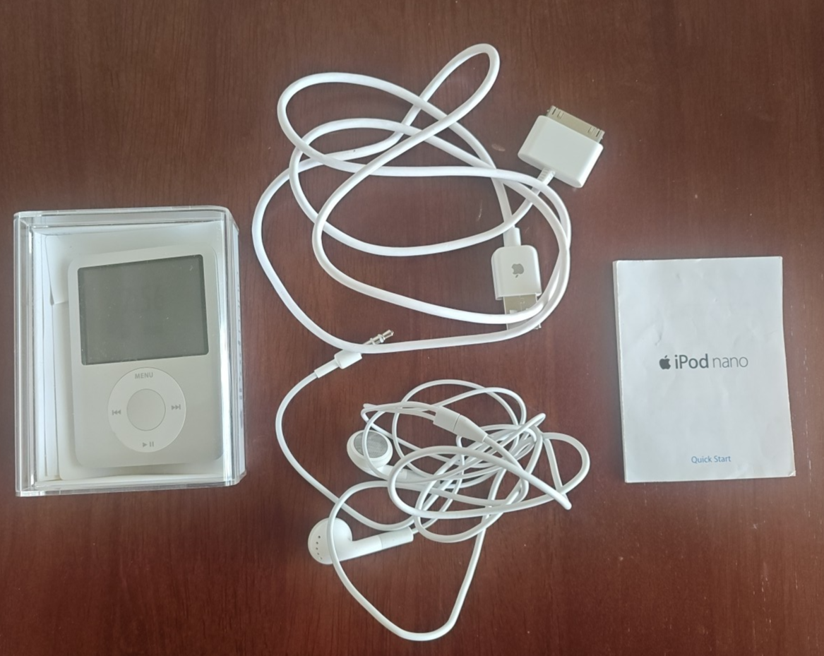 Apple iPod Nano 4GB Silver MP3 Player 2007 Tested Works W/Bundle