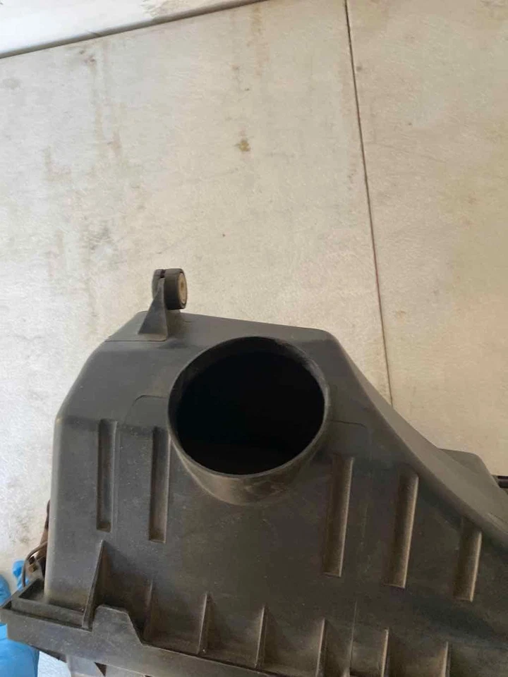 2001 - 2004 FORD ESCAPE XLT 3.0L Wagon Air Cleaner Air Filter Box Assembly T - Image 2 of 4