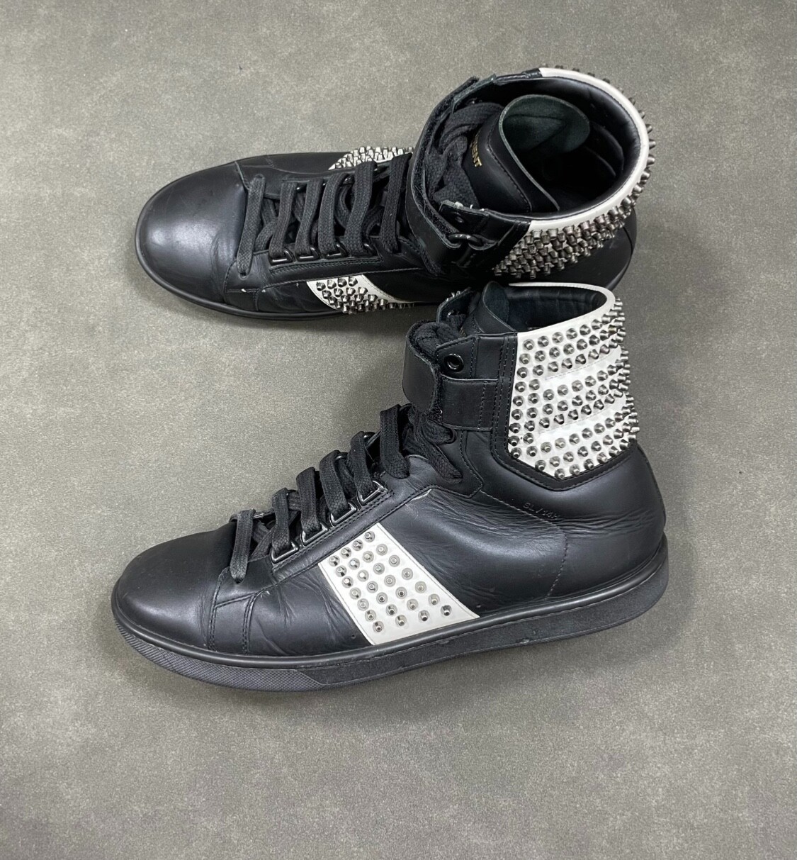 Scarpe da ginnastica uomo Saint Laurent Paris alte in pelle nera bianca con borchie EU 41