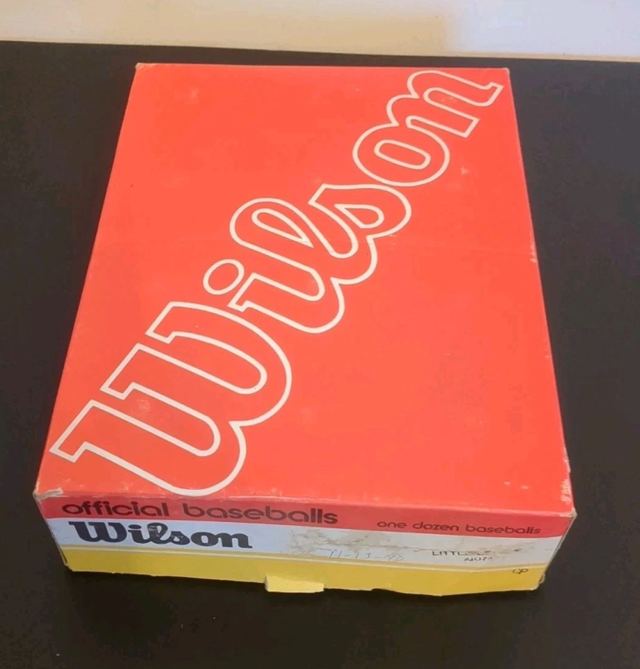 Nuevo en Caja Docena Wilson Senior Little League Pelotas de Béisbol Costura Elevada ~ A1074  Foto 4 de 4