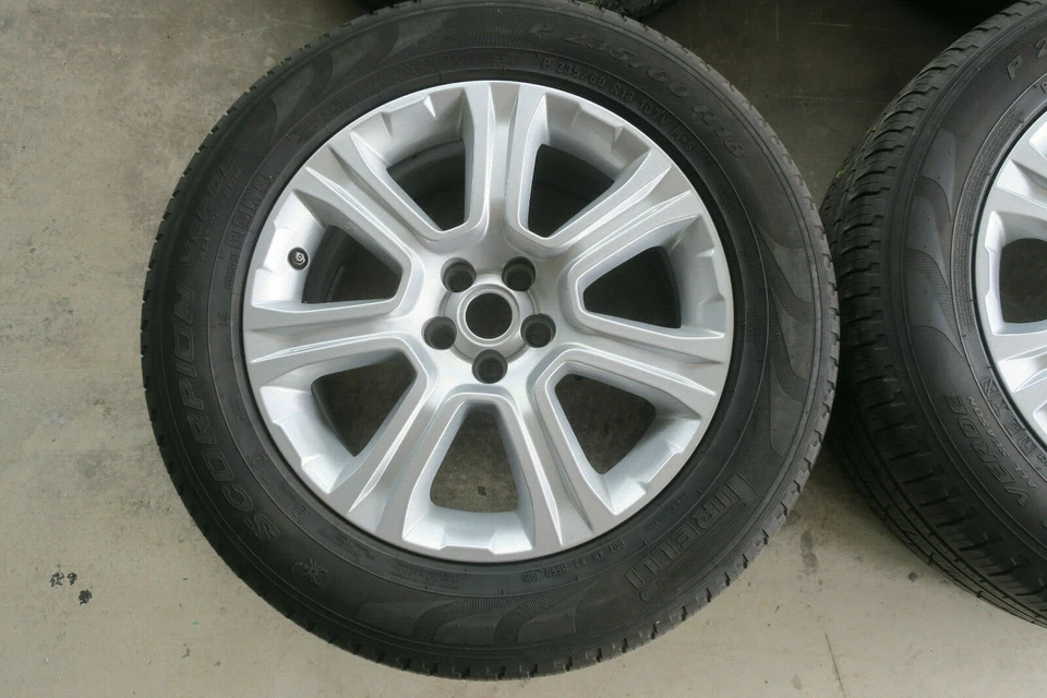 Range Rover Evoque 8x18 ET45 GJ32-1007 Pirelli Sommerreifen 235 60 DOT4015 _AK1 - Bild 2 von 4