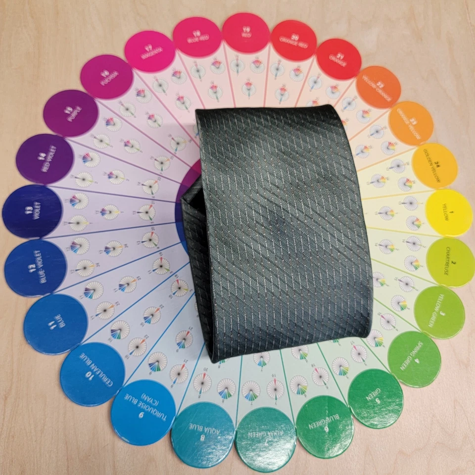 Corbata de seda DKNY rayas grises plateadas para hombre Foto 3 de 4