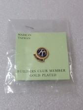 KIWANIS BUILDERS CLUB MEMBER LAPEL HAT PIN NEW ON CARD GOLD PLATED 2000-2001