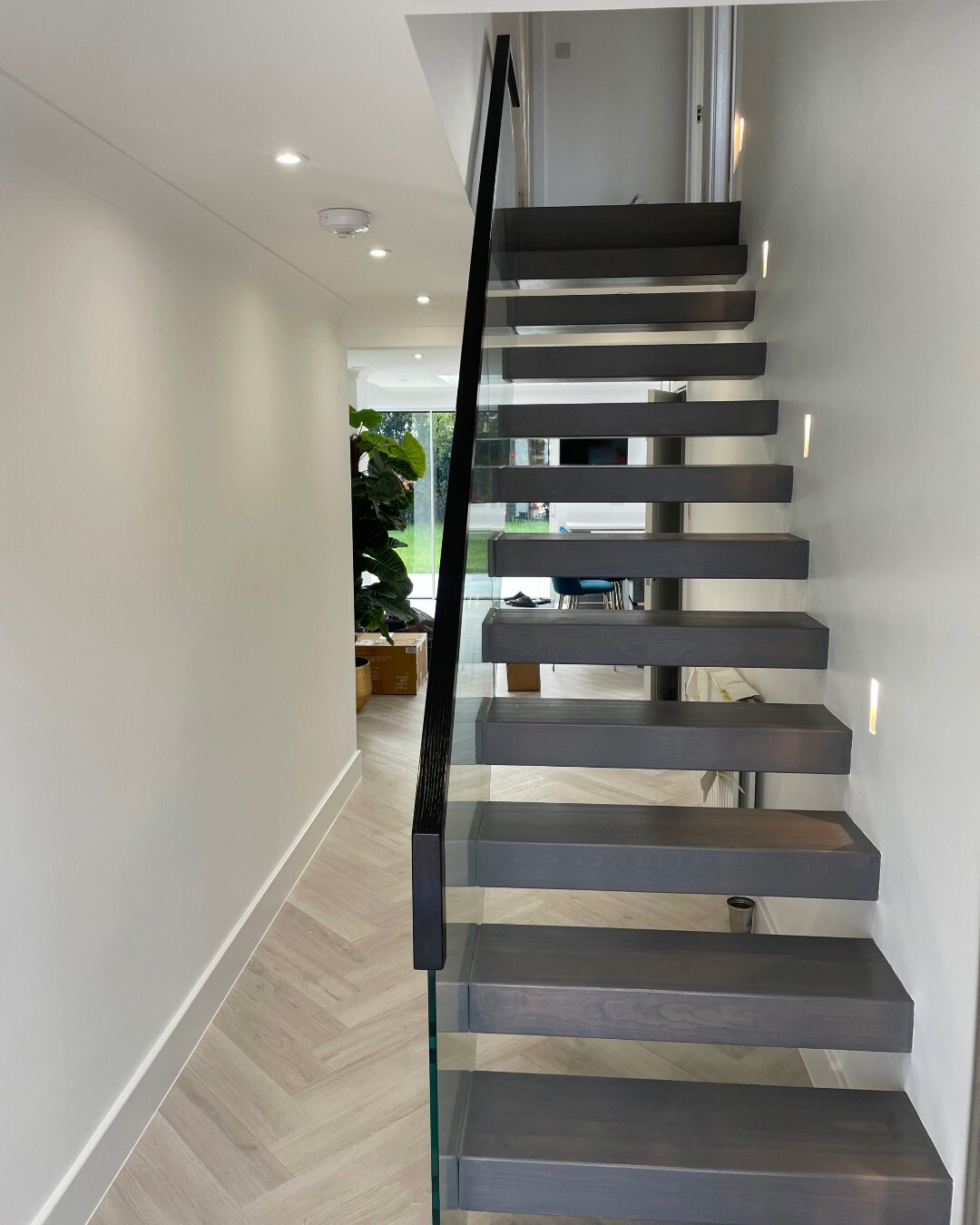 Straight Floating Staircase (Solid Oak Treads & Handrail, 12MM Glass