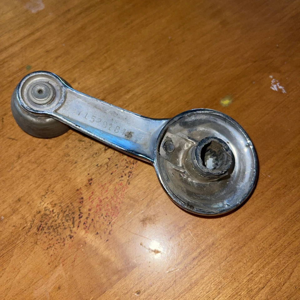 Manivela de ventana de puerta de un Pontiac LeMans 1971 parte #9715291B4F Foto 2 de 2
