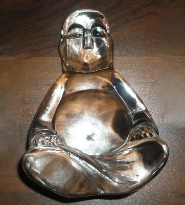 SÜSSE KLEINE VINTAGE RETRO KLARGLAS FLACHE RÜCKSEITE BUDDA FIGUR BRIEFBESCHWERER