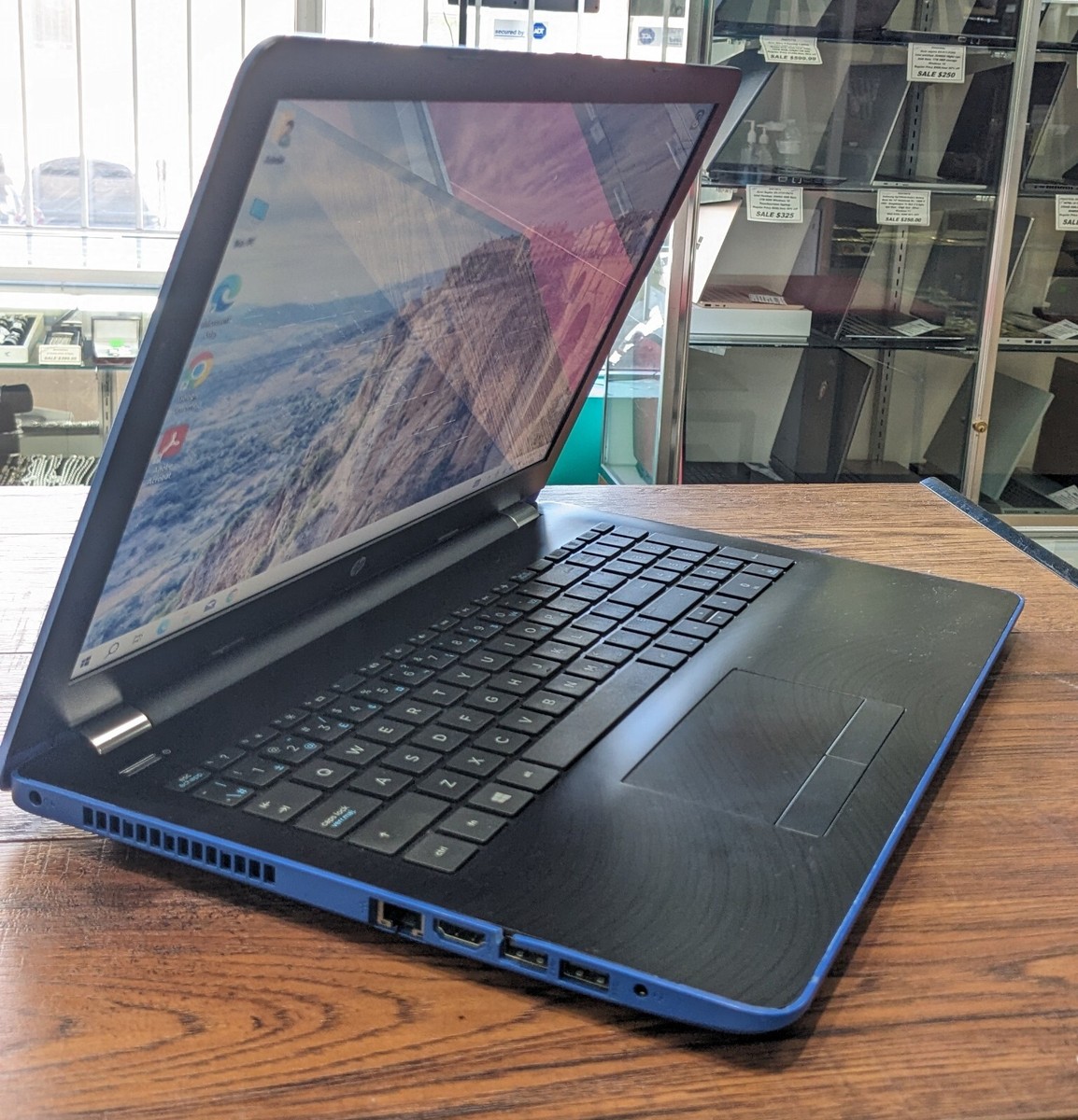 HP 15-bw006ca AMD A6-9220,8GB RAM- 1TB HDD,Radeon R4,Win 10