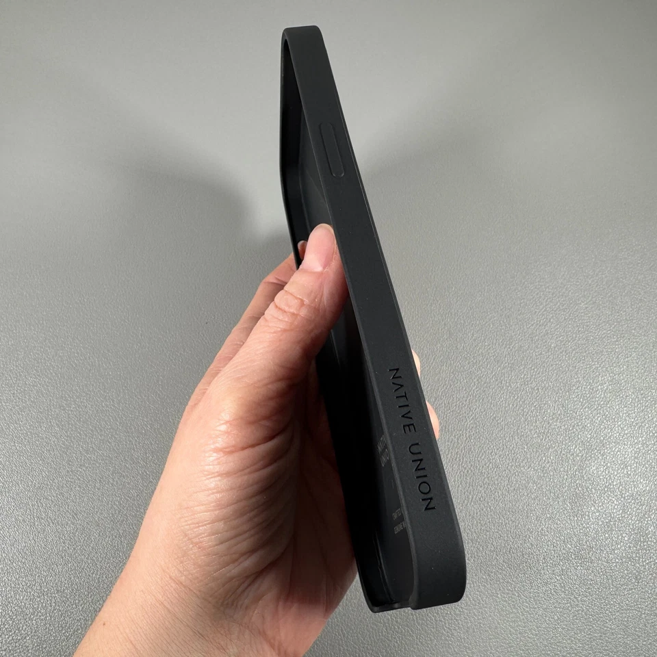 Funda de madera Native Union Clic para iPhone 12 PRO MAX: grano de madera de nogal / negra Foto 4 de 4