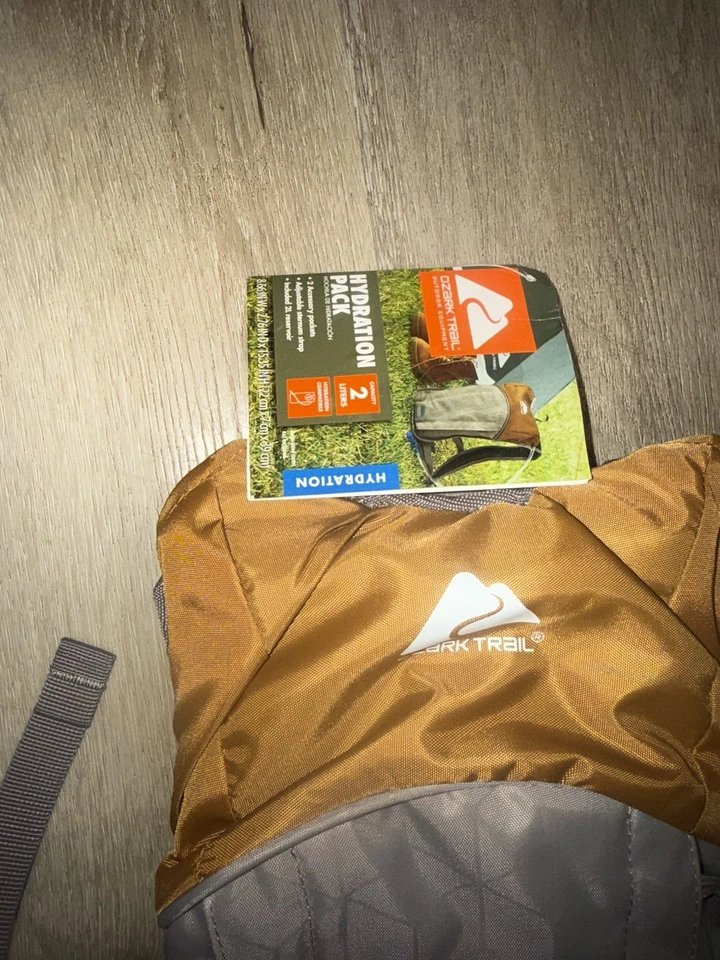 Ozark Trail Hydration Pack Backpack With 2L Bladder HP275-2L Hiking Trail NWT - Image 2 of 4