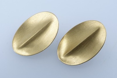 Niessing / Earrings - Textured Oval Earrings - 18K Yellow gold
