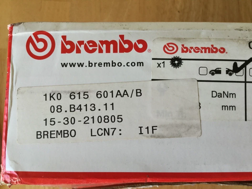 Dos nuevos rotores de freno trasero Brembo 08.B413.11 - Premium recubierto UV OE, se adapta a Audi y VW Foto 3 de 4