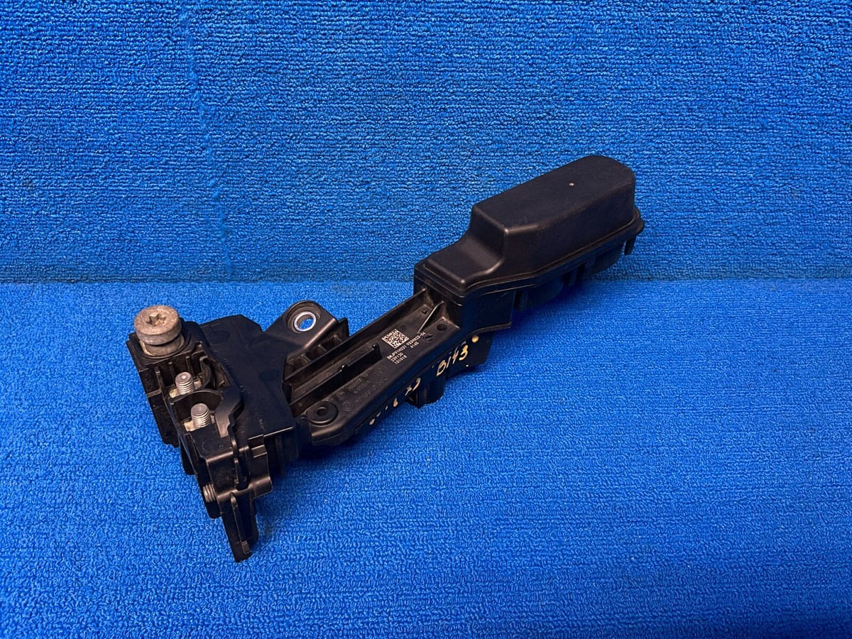 2018-2020 BMW X3 G01 BATTERY JUMP START JUNCTION DISTRIBUTION BOX