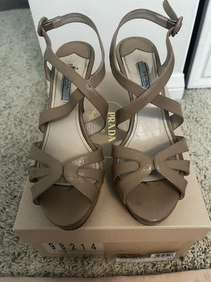 Sandalias de plataforma Prada beige charol con tiras Foto 2 de 4