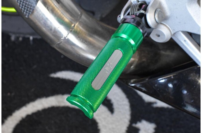 Repose-pieds avant Triumph Thruxton 1200 titane vert confort moto