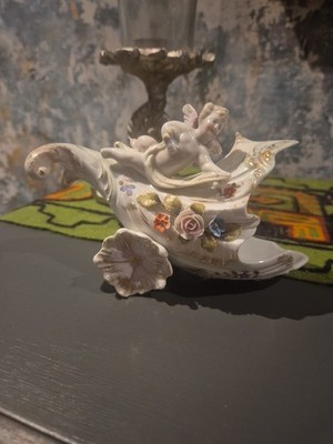 ANTIKE PORZELLAN FIGUR MUSCHEL SCHMUCKSCHALE MIT BLUMEN UND PUTTEN