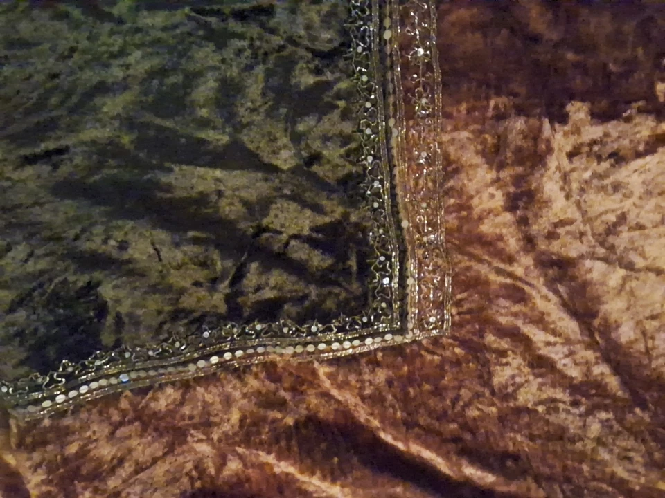 Manta con cuentas borlas óxido y marrón forro satinado terciopelo boho 59"X 51" usada en excelente estado Foto 4 de 4