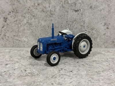 Universal Hobbies - Fordson Dexta Traktor - UH6376 - Maßstab 1:32 - neuwertig/neu
