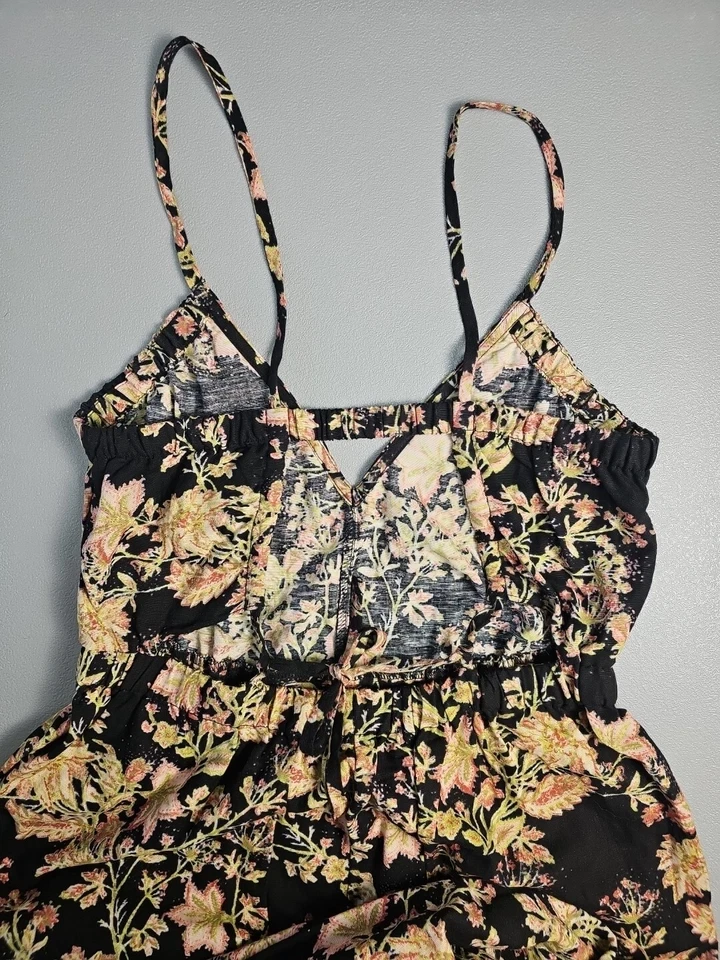 Free People Stand Out 黑色花卉连身裤小号气球腿连体领带 — 第 4/4 张图片