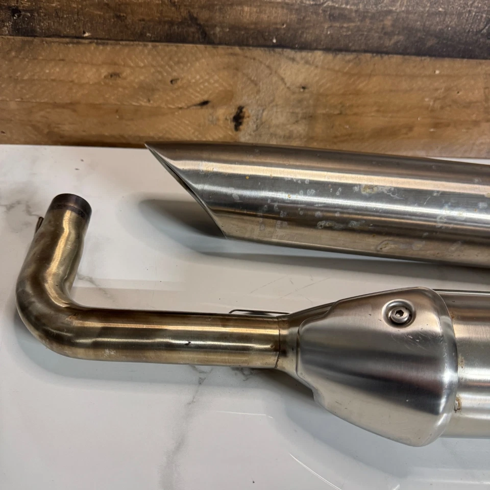 Par de silenciadores de escape Triumph Bonneville Bobber 17-22 stock OEM Foto 4 de 4