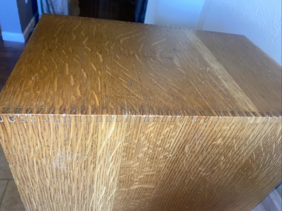 Antiguo gabinete de madera cuenta con múltiples cajones pequeños con soportes para etiquetas de metal Foto 4 de 4