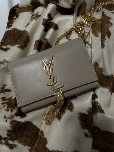BORSA A TRACOLLA SAINT LAURENT BIEGE PELLE LISCIA VITELLO PICCOLA NAPPA 'KATE' GHW - Foto 8 di 24