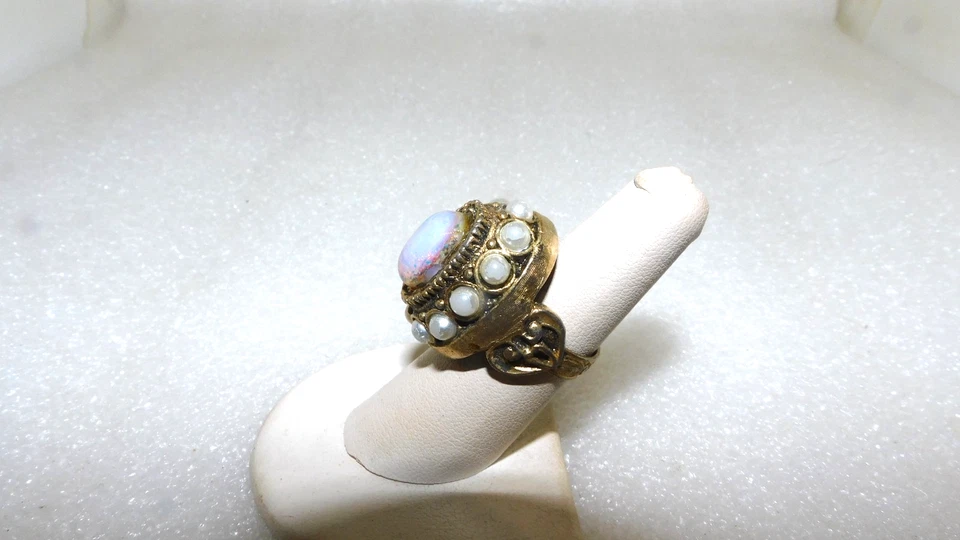 LADY'S FAUX OPAL & FAUX PEARL ORNATE ADJUSTABLE GOLD TONE COCKTAIL RING - Image 3 of 4