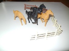 VTG Plastic Horses and Fences Toys Lot of 8 Marx