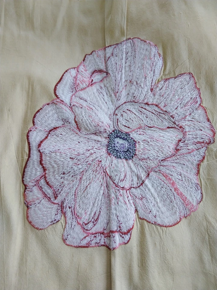 Superbe  broderie florale sur soie beige foncé de 44 cm.de côté.  Parfait état  - Photo 3/4