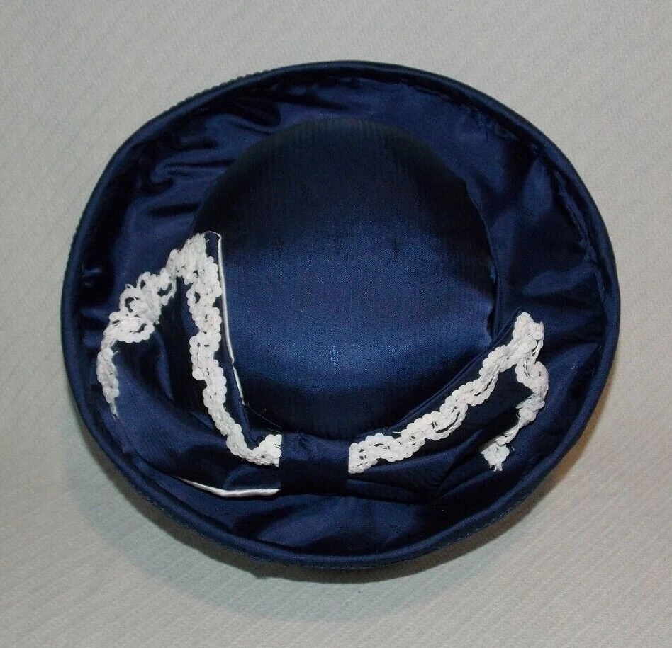 Sombrero DerbyChurch de tela blanco azul marino hecho a mano por Clellie de los años 80 vintage para dama Foto 4 de 4