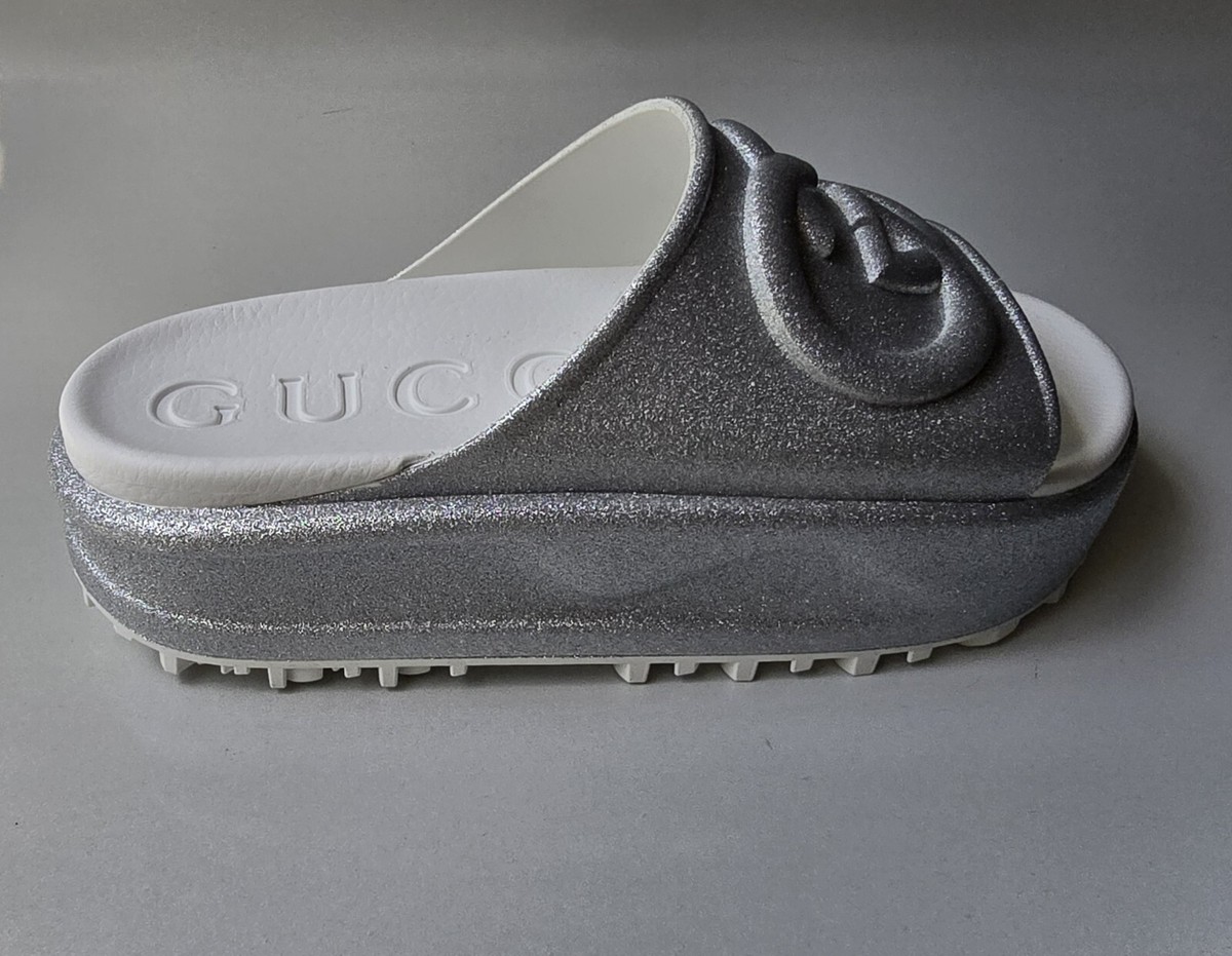 GUCCI シルバー バックル ミュール GUCCI Glitter Silver Rubber GG Logo Slides Platform Mules
