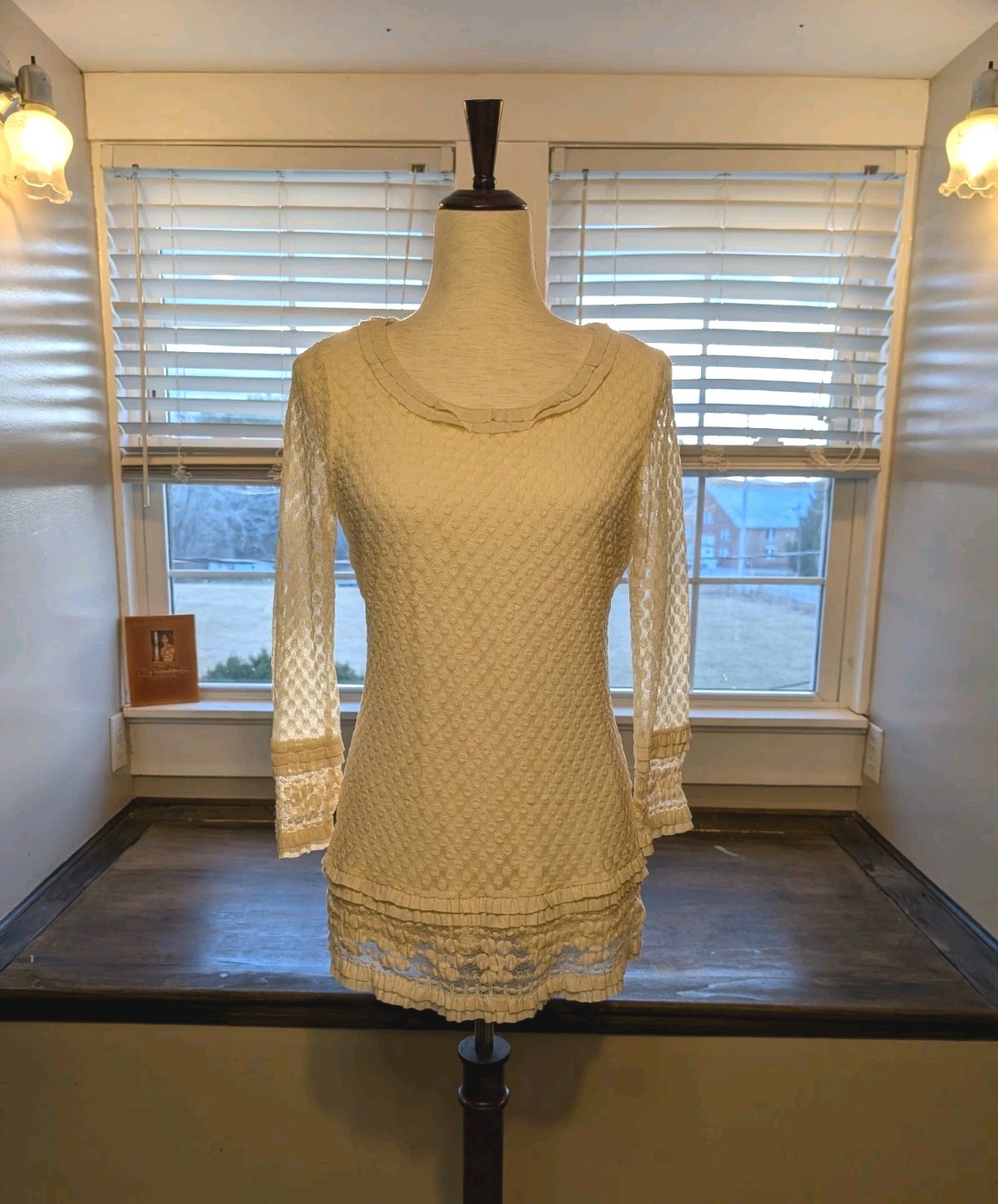 Max Edition Ivory Lace Ruffle Tunic Blouse 3/4 Sleeve Scoop Neck Size M