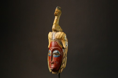 Máscara Guro Decoración Tribal Africana con Cara Roja Ojos Azules y Cresta Animal -9214 - Imagen 10 de 24