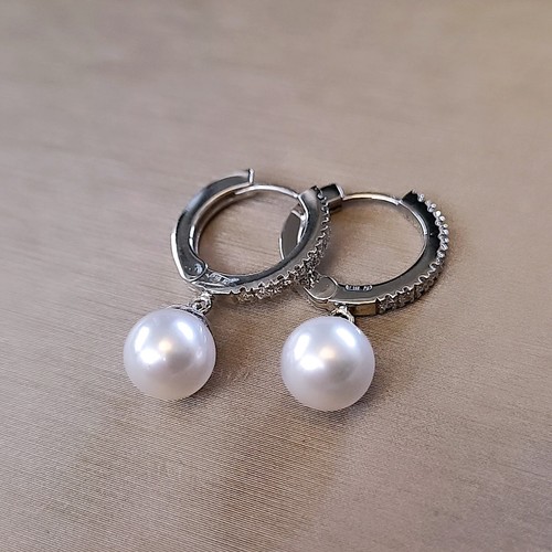 Orecchini pendenti PERLE AKOYA 7.5mm e DIAMANTI 0.22 Ct Totali ORO BIANCO 18 kt - Foto 7 di 10
