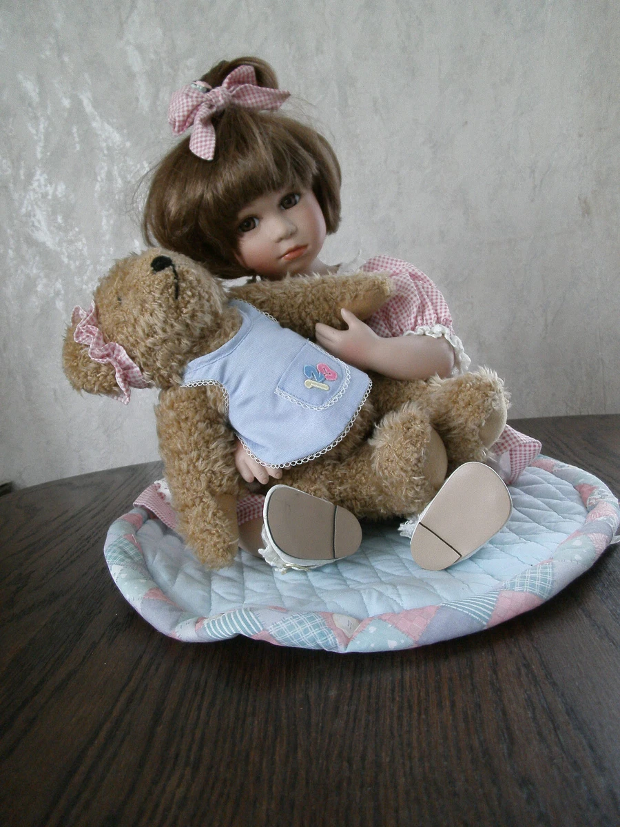 Puppensammlung, Auflösung,Porzellanpuppe  "Laura sitzend mit Teddy"