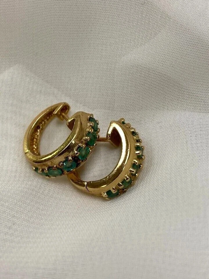 Pendientes de aro vintage de esmeralda de corte redondo de 1,1 quilates enchapados en oro amarillo de 14 quilates Foto 4 de 4