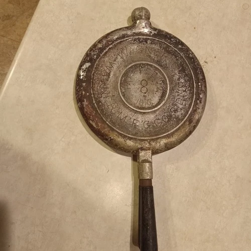 VINTAGE WAGNER CAST ALUMINUM WAFFLE MAKER - No.8-  WOODEN HANDLES - 7.5 inches