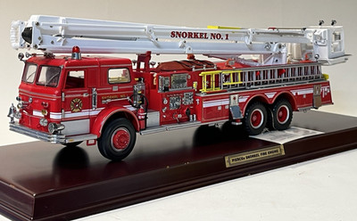 Franklin Mint ''Pierce Snorkel Fire Engine'' 1:32 Scale, 16'' Red Die-Cast
