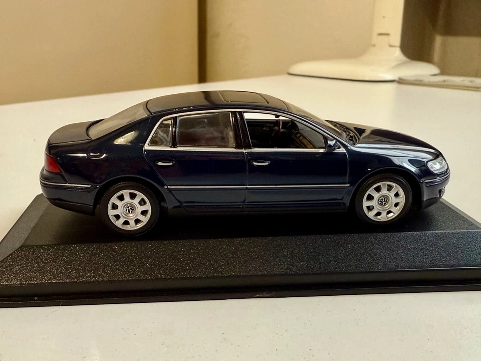 MINICHAMPS 400051000 VOLKSWAGEN PHAETON BLU MET. 1/43 - Immagine 3 di 4