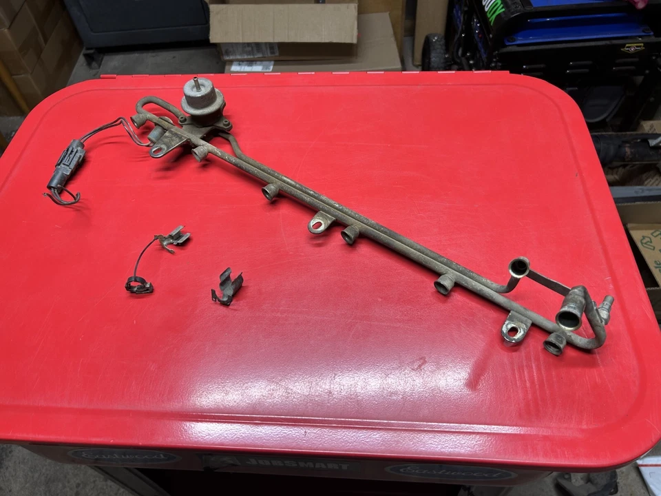 87-96 Ford F-150 F-350 - 4.9L - 300 cid - CARRIL DE INYECCIÓN DE COMBUSTIBLE efi inyector de gas Foto 3 de 4