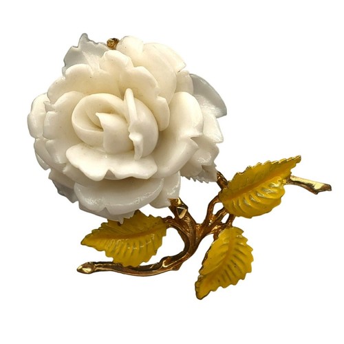 Broche rosa acrílico tallado blanco esmalte amarillo flor prendedor vintage años 70 - Imagen 1 de 7