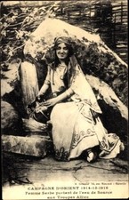 Mujer serbia llevando agua de manantial a las tropas; Campagne D’Orient 1914-1916;