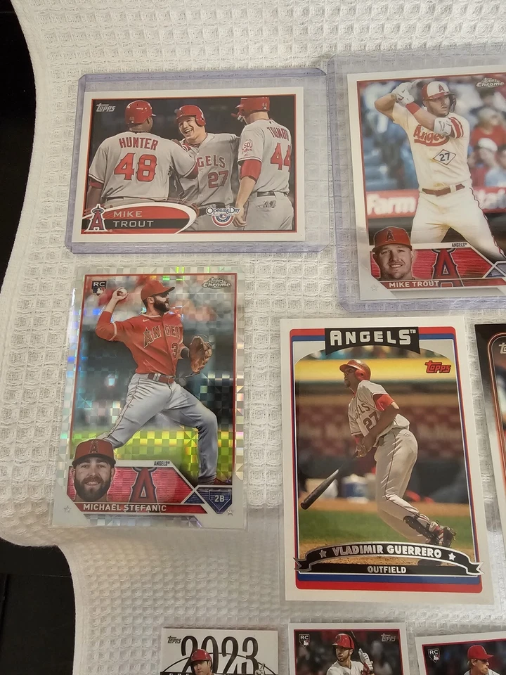 Lote de 22 Angelinos Béisbol con Mike Trout Día Inaugural Foto 2 de 4