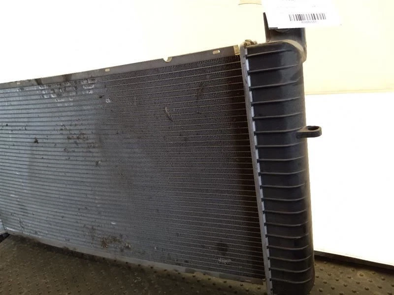 Radiator 99-03 GMC SIERRA 2500 PICKUP 22840116 - Image 3 of 4